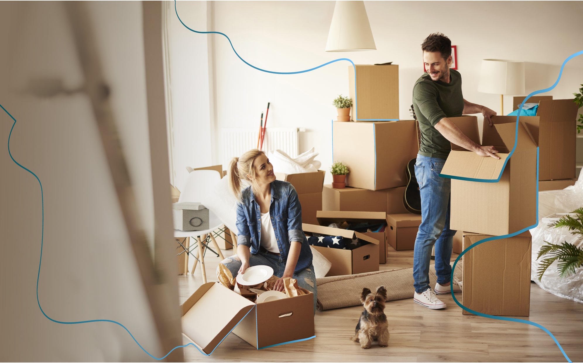 pareja y perro sacando cosas de cajas de carton - consejos para la mudanza de tu hogar