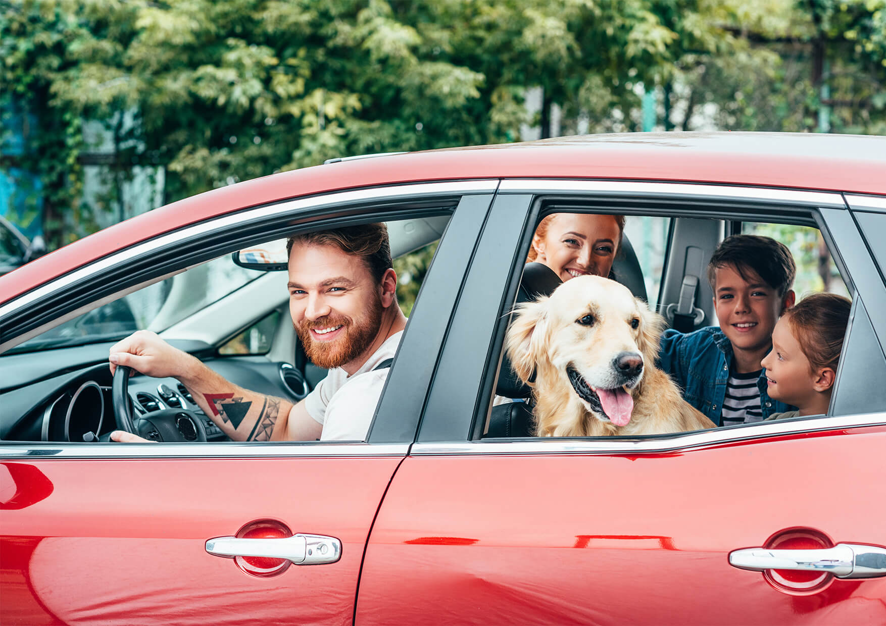 familia y perro en un coche en uno de los coches electricos mas vendidos del 2022