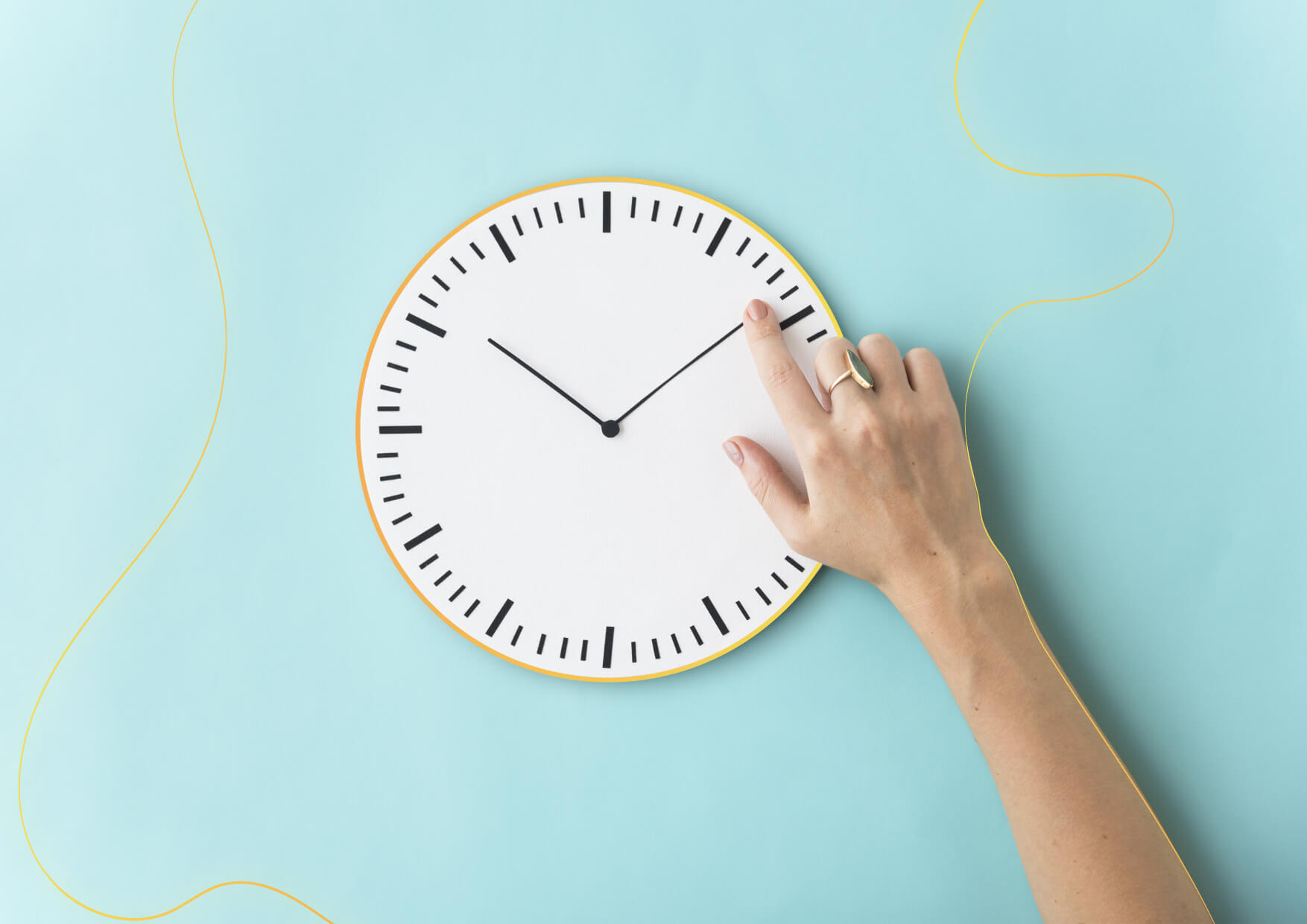 mano en reloj calculando cuantas horas de luz solar hay de españa