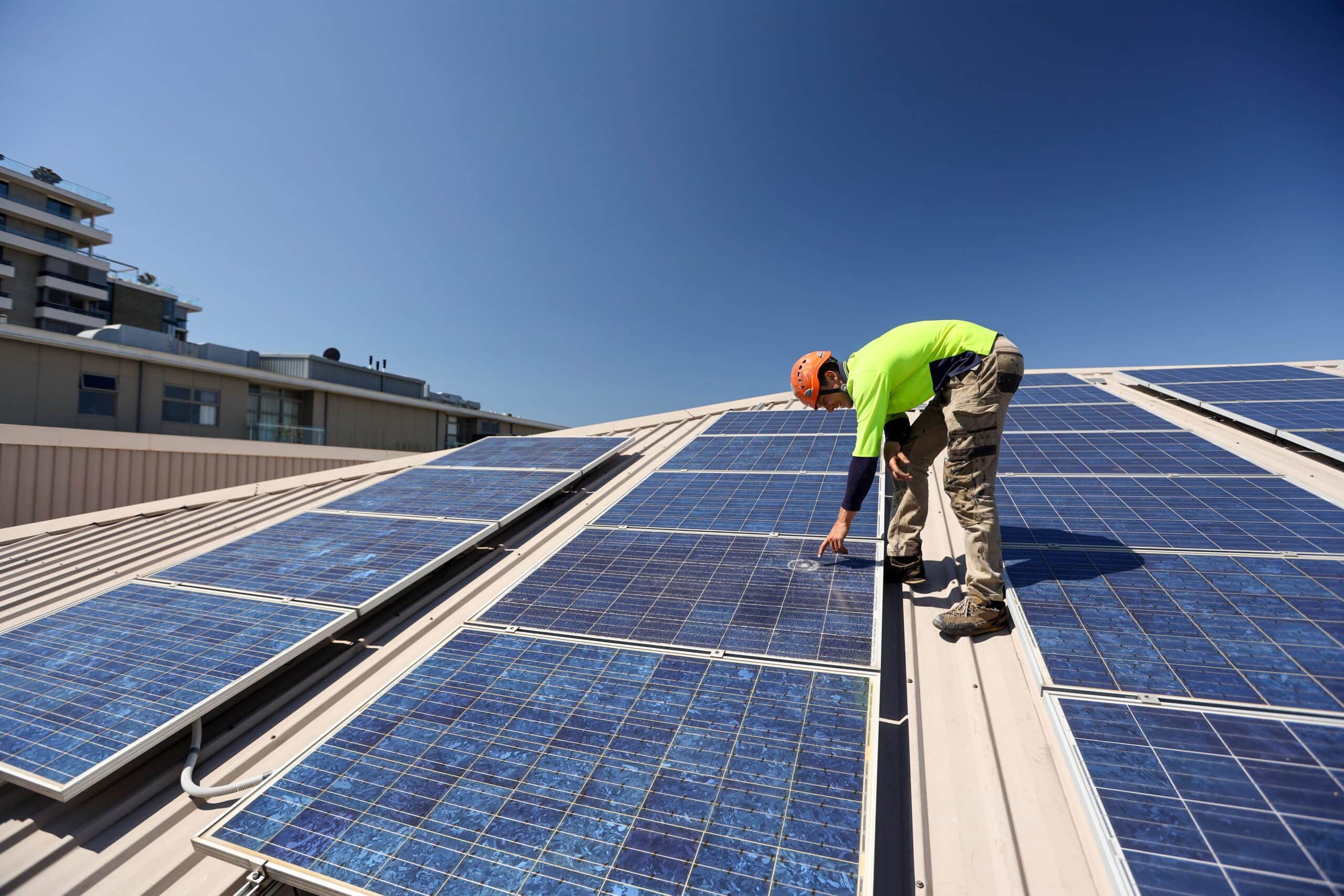 hombre reparando un panel solar roto