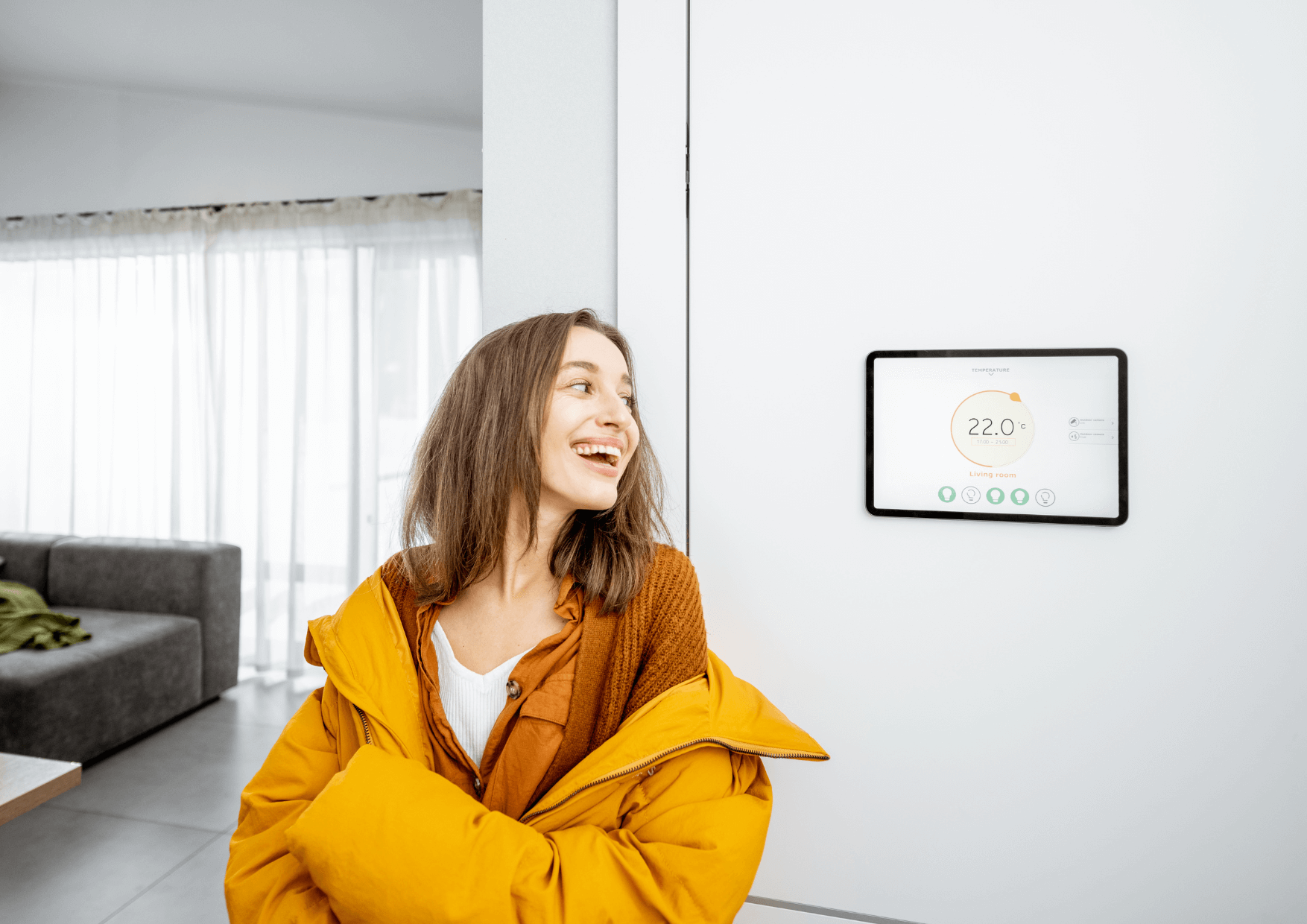 mujer feliz mirando una pantalla al contratar la tarifa tur de gas