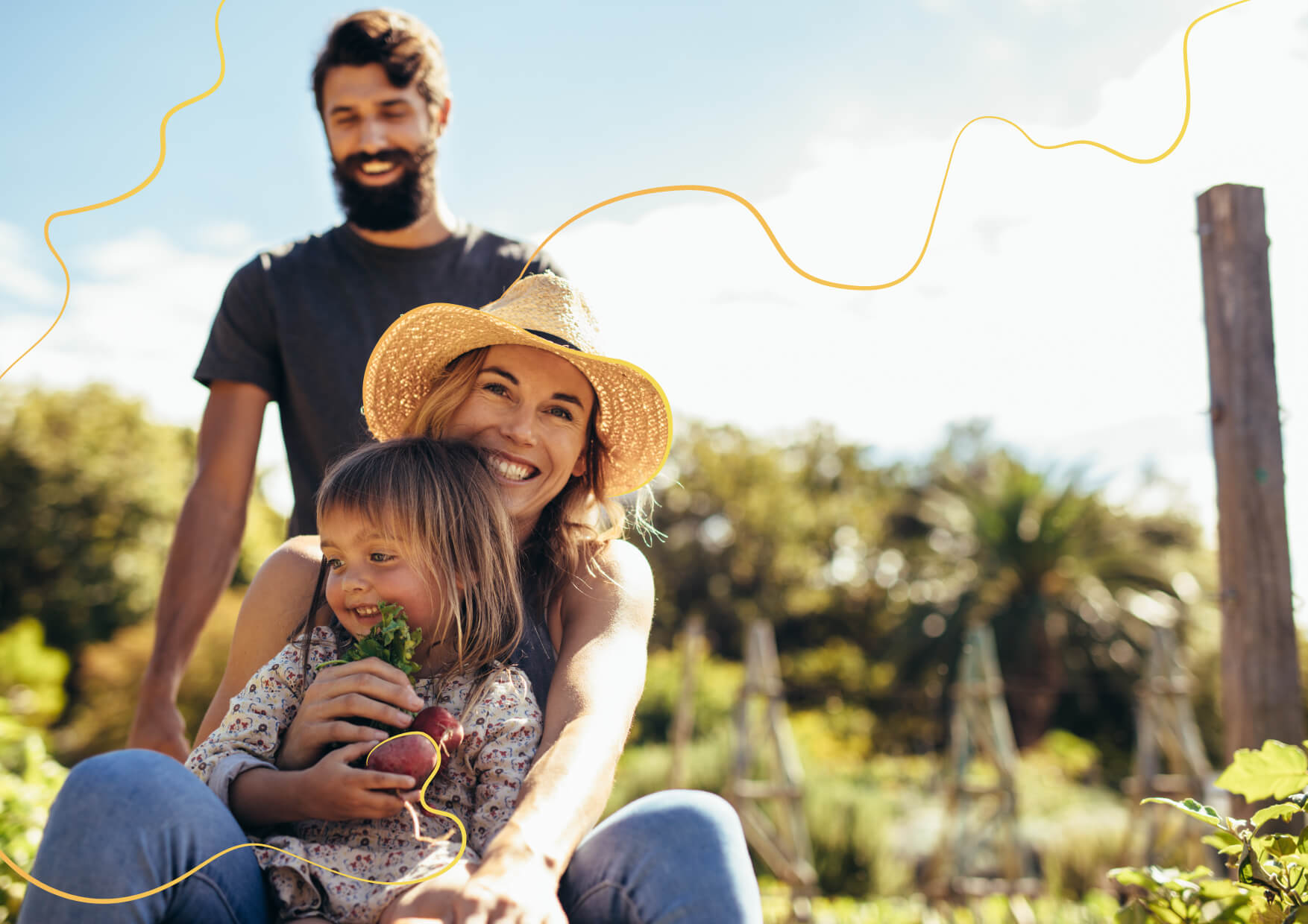 familia en un jardin sonriendo por las ayudas para la instalacion de placas solares