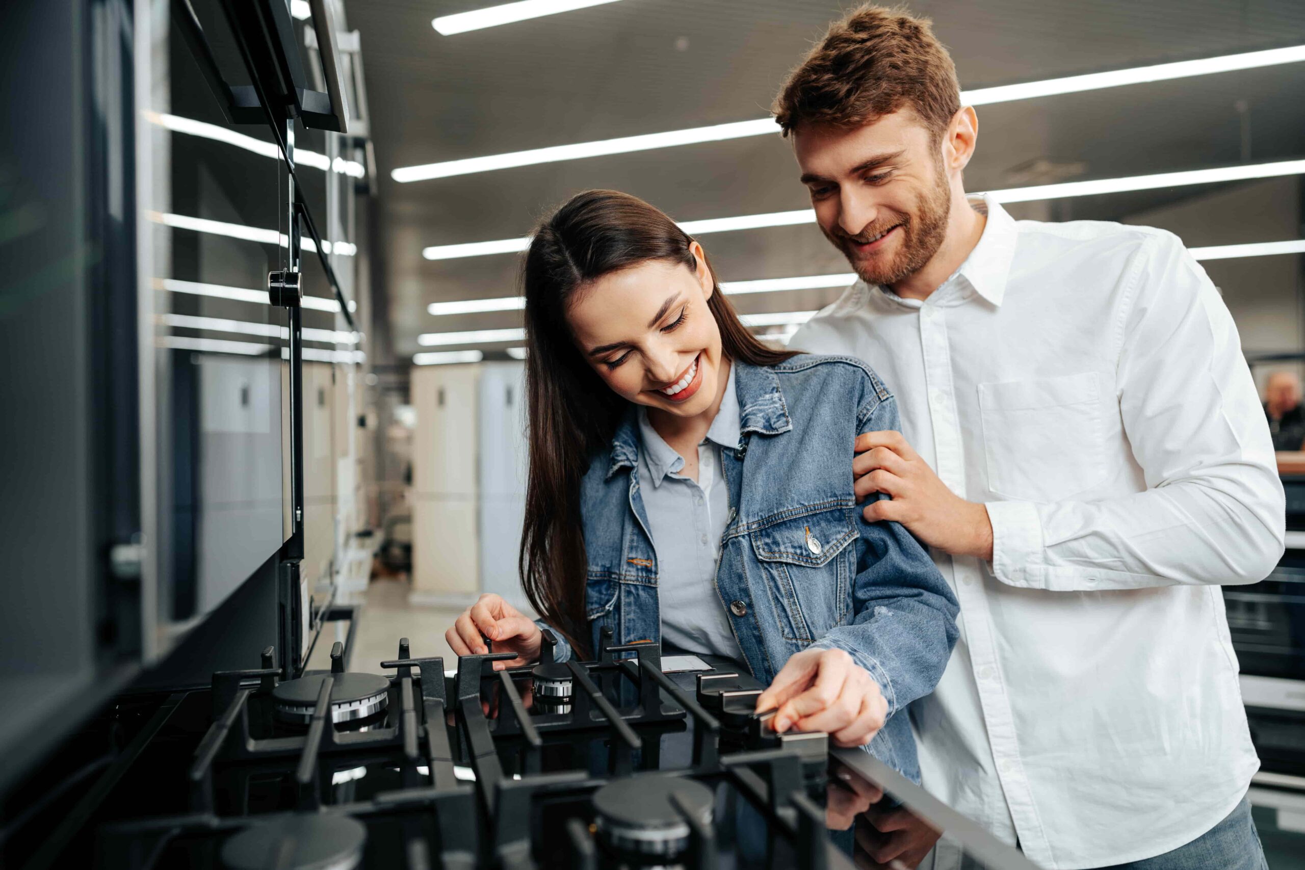 pareja mirando una cocina de gas para comprarla en el black friday 2024
