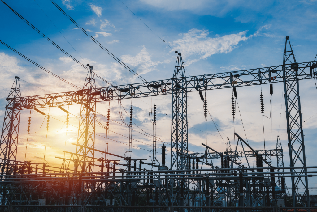 Torres de alta tensión al atardecer sobre el mercado de precios de la luz