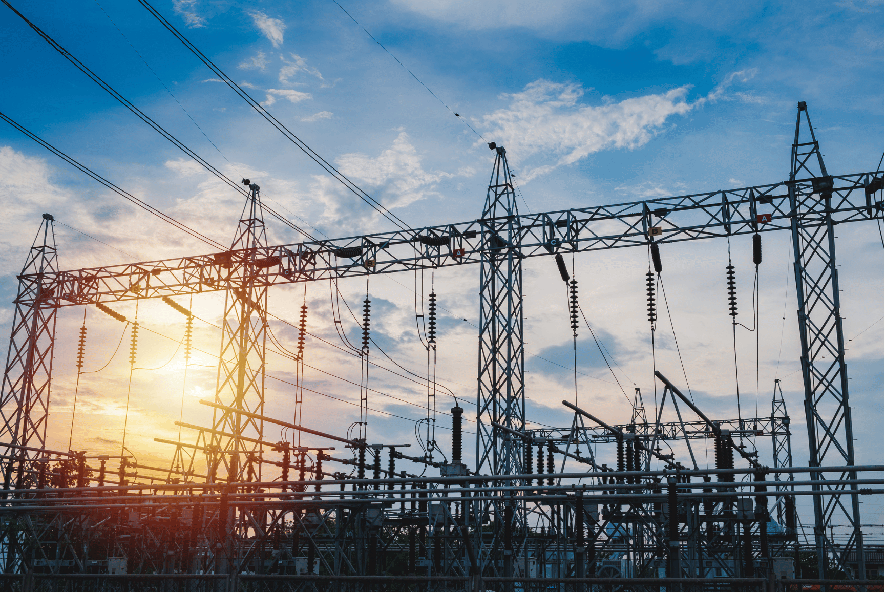 Torres de alta tensión al atardecer sobre el mercado de precios de la luz