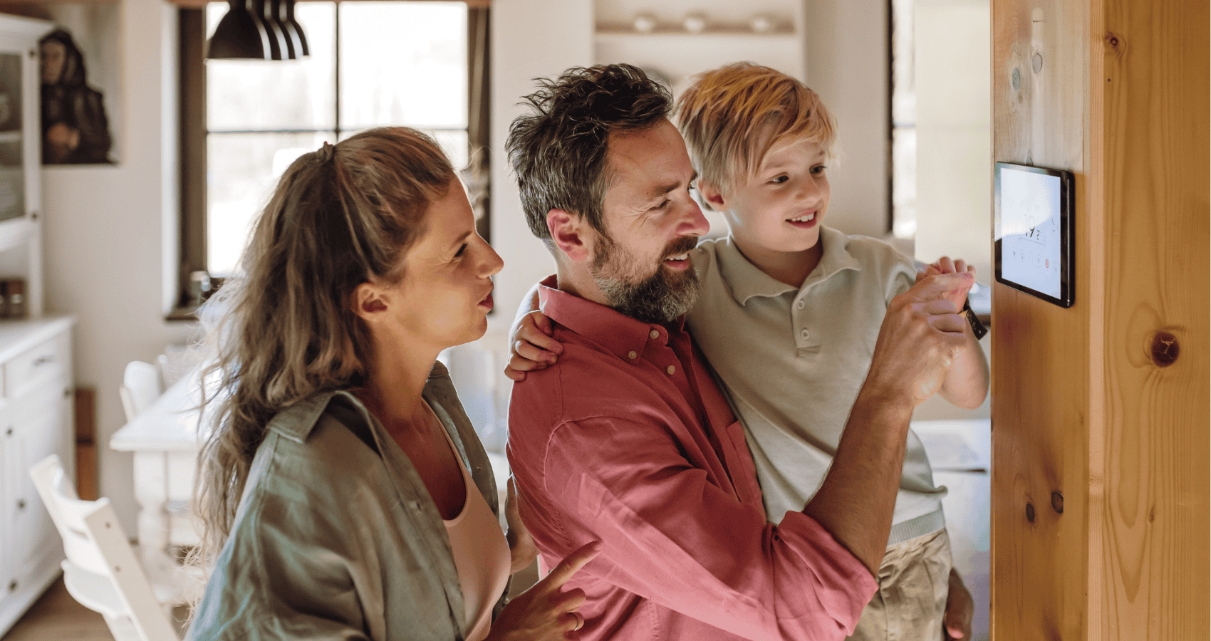Familia consultando el consumo eléctrico de su hogar para elegir la mejor tarifa de luz